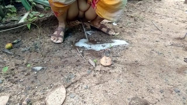 Desi big pussy housewife pissing outdoor free porn video