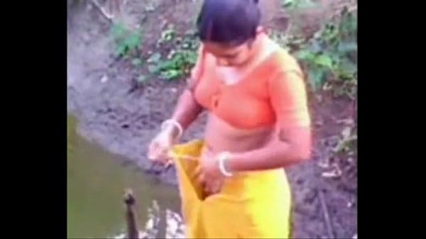 Dehati village bhabhi outdoor bathing leaked sex mms