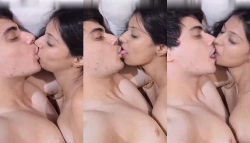 Desitales2 Sexy saheli ko chooste hue launde ne banaya Amateur Sex MMS full videos